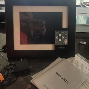 Insignia Digital Picture Frame in Black with Cream Mat